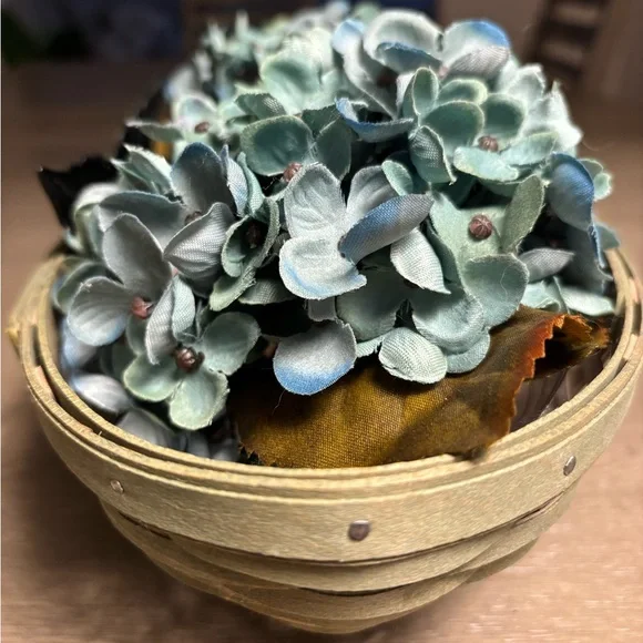 A Longaberger 2010 Oval Sage Green Color, with Teal color silk Hydranges. - Picture 4 of 16